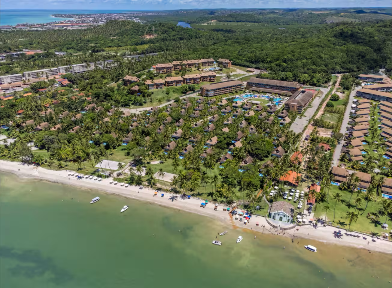 Vista aérea do resort e da praia